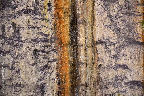 Stratificazioni Minerali su Parete Rocciosa