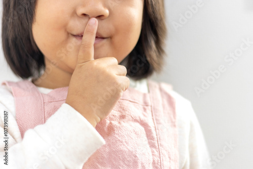 人差し指で内緒のポーズをする女の子の口元（4歳、日本人）