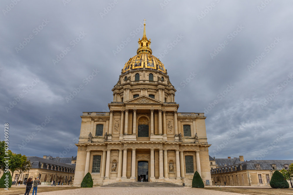 Obraz premium An old, beautiful building with a golden dome in Paris