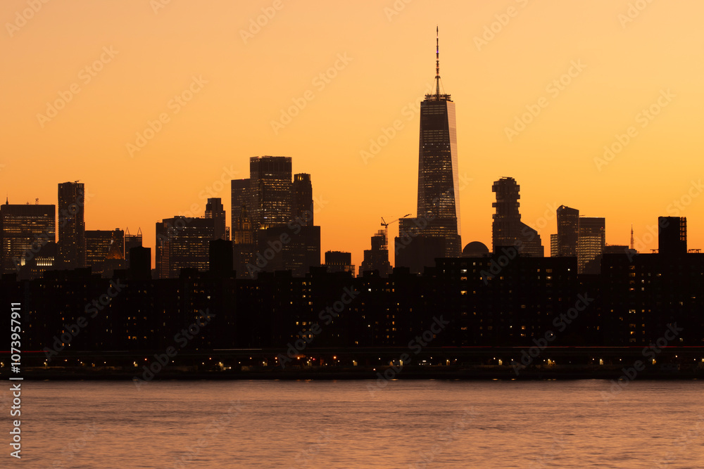 Obraz premium Manhattan skyline illuminated at sunset