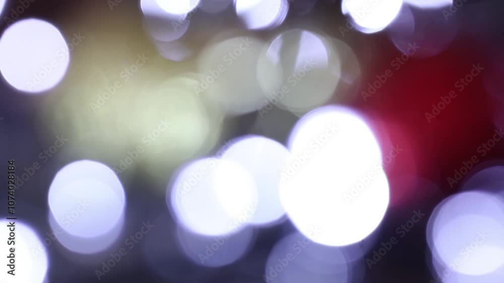 Una toma de cerca de varias luces de colores en forma de círculos en movimiento en la oscuridad. Desenfoque, efecto Bokeh