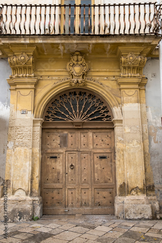 Historische Hausfassade, Altstadt von Galatina, Apulien photo