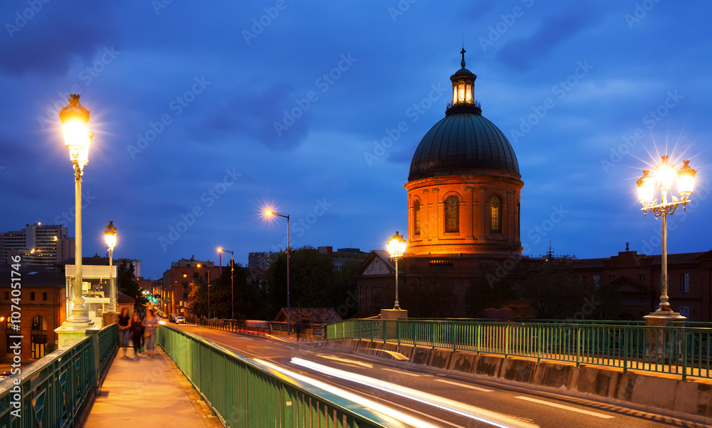 Obraz premium Night view of Hospital de la Grave dome and Saint-Pierre Bridge in Toulouse, France