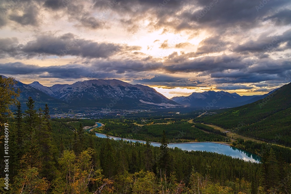 Obraz premium Panoramic View Of A Canmore Lookout Under A Sunlit Cloudy Sky