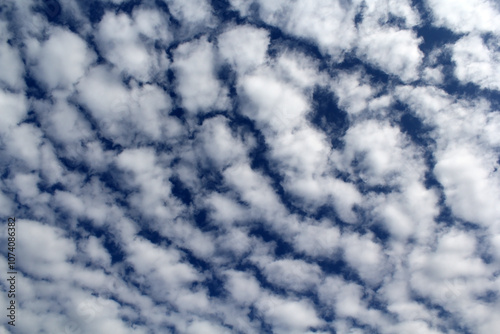 фотографія Blue sky filled with white cirrocumulus and altocumulus clouds pattern abstract