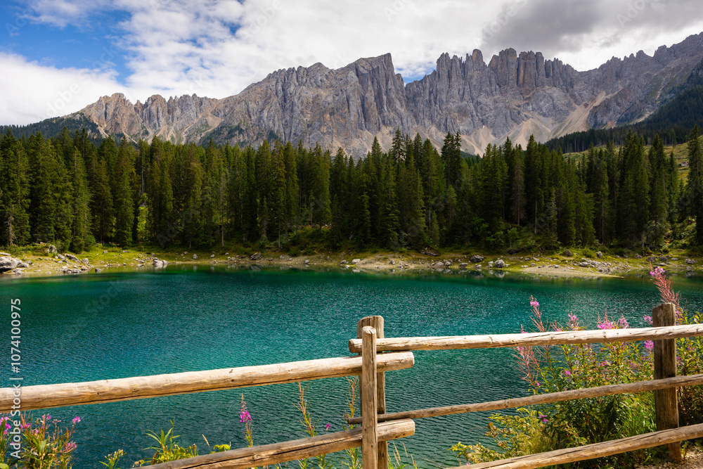 Φωτογραφία Blue Lake Karersee in Dolomites Italy, Latemar mountain, province of Bolzano, So