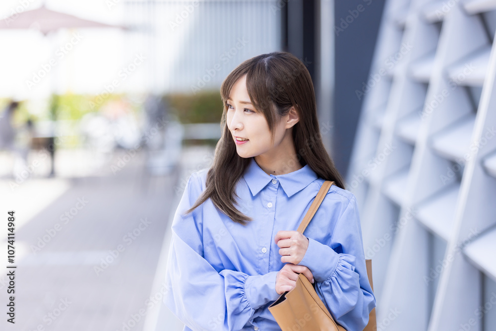 Obraz premium バックを持った笑顔の女性 Business