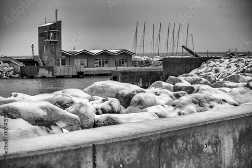 Quadro su tela Snow-Capped Coastline: The Tranquil Beauty of the Sea After a Fresh Snowfall