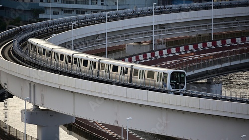 レインボーブリッジ（芝浦ループ橋）を走る「ゆりかもめ」