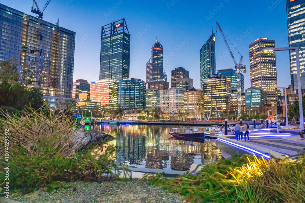 Obraz premium Perth, Australia - August 31, 2023: Bridge and skyscrapers of Elizabeth Quay at sunset, Perth