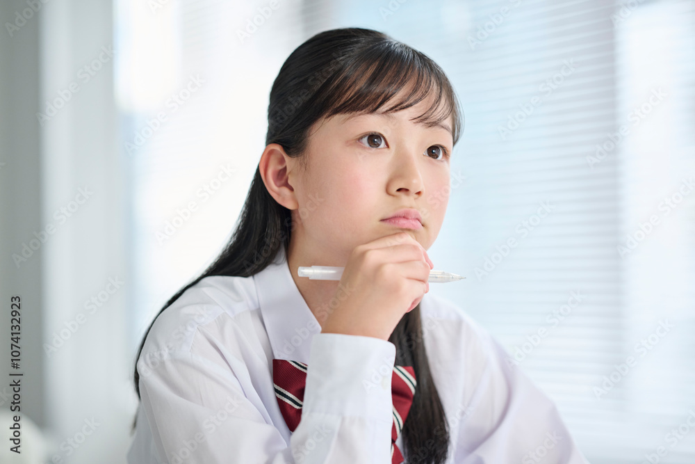 教室で授業を受ける女子中学生 教室で授業を受ける女子中学生