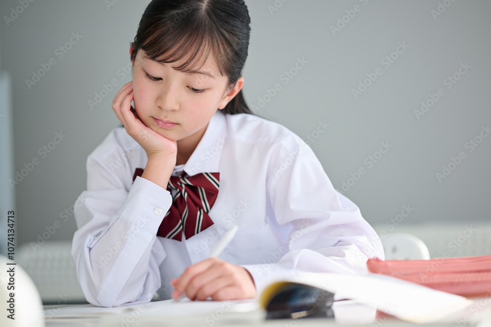 教室で授業を受ける女子中学生 教室で授業を受ける女子中学生