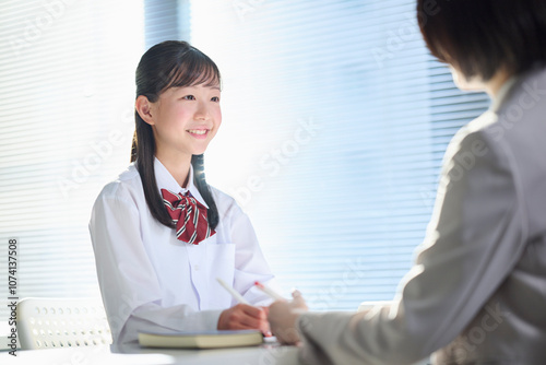 塾講師に勉強を教わる女子中学生