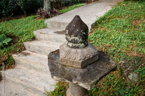 Schilderij op canvas Stone ornaments are installed on the garden pathway