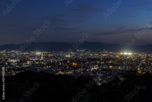 日本の古都京都を山から見下ろした風景＿夕景から夜景