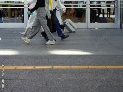 冬の繁華街で歩く人々の足の姿 photo