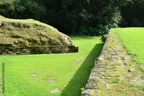 Obraz na plátně Pasillos cubiertos de grama en lo que hoy en día son las ruinas de Iximché en el departamento de Chimaltenango, Guatemala