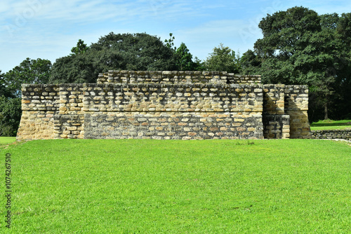 Pirámide antigua construida por los Kaqchikeles, civilización antigua que habito en Guatemala hace cientos de años. Toma horizontal. photo