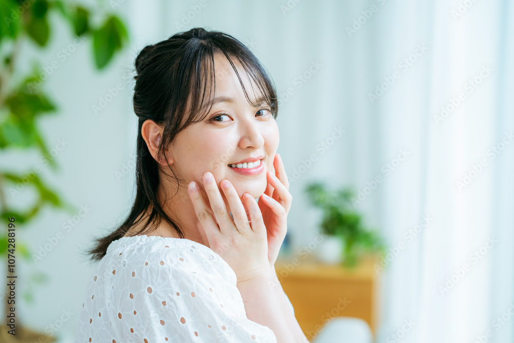 リビングでくつろぐ若い女性 リビングでくつろぐ若い女性