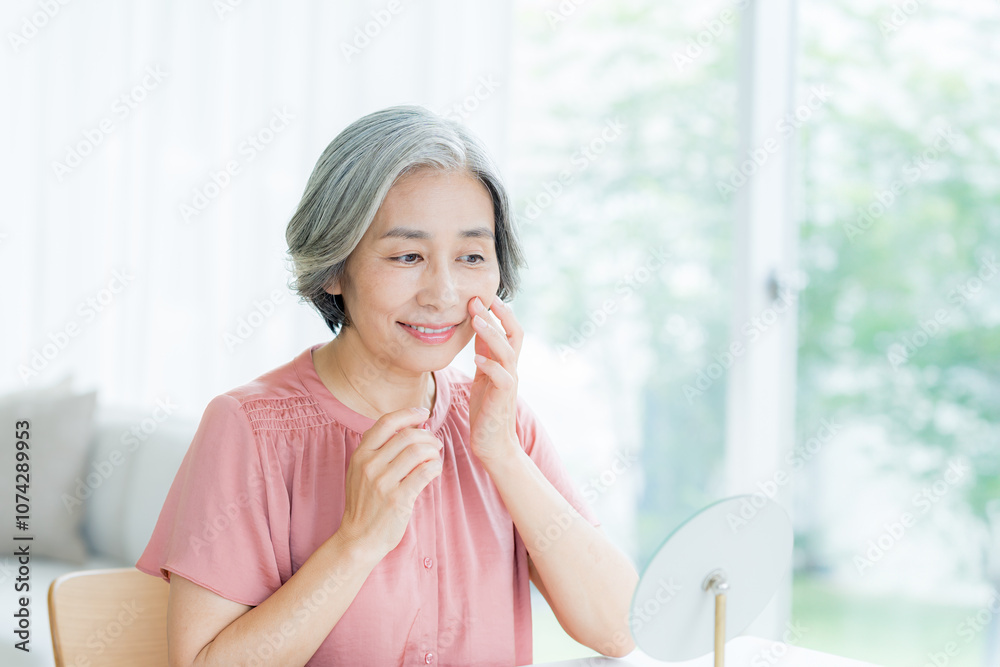 スキンケアをするシニア女性 スキンケアをするシニア女性