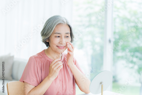 スキンケアをするシニア女性