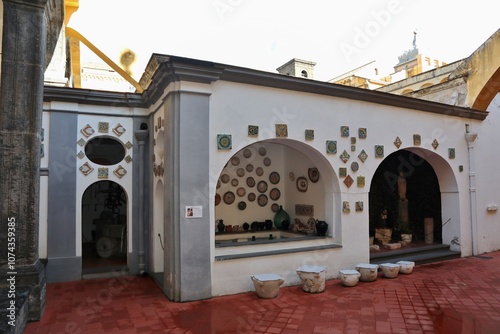 Obraz na płótnie Napoli - Grotta della Madonna nel Chiostro di San Gregorio Armeno w salonie