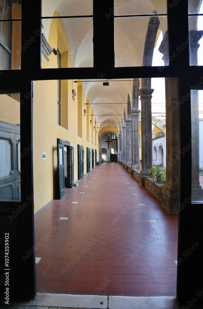 Napoli - Portico est del Chiostro di San Gregorio Armeno dal Coro delle Monache