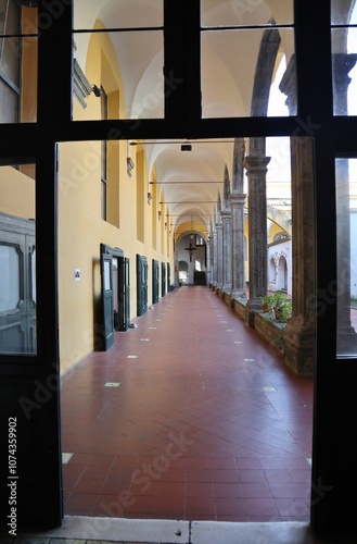 Obraz na płótnie Napoli - Portico est del Chiostro di San Gregorio Armeno dal Coro delle Monache w salonie