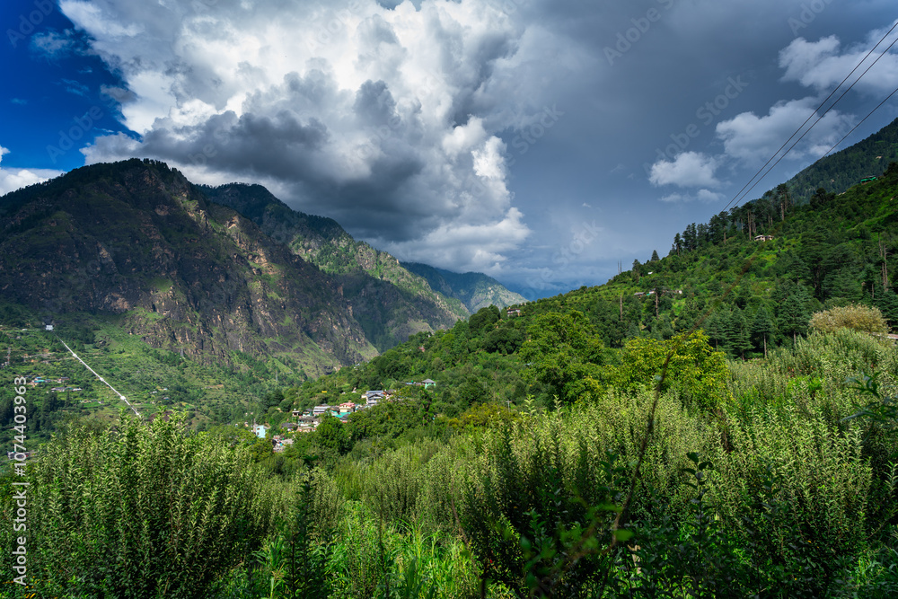 Obraz premium Beautiful view of mountains of Parvati valley from Jari village in Himachal Pradesh, India