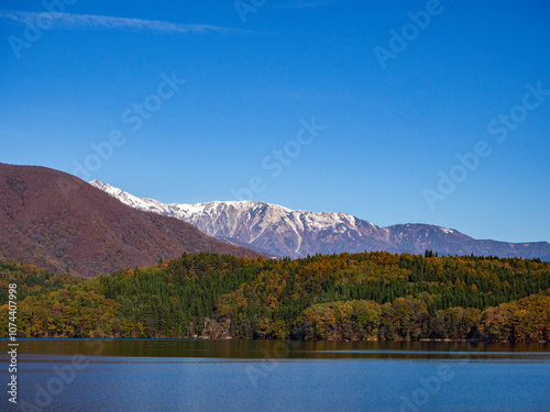 紅葉の山と北アルプス 青木湖