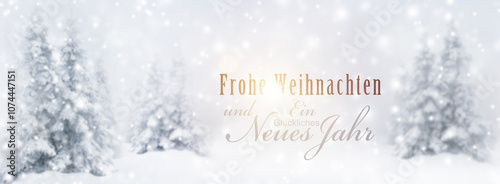 Hintergrund mit Tannenbäumen im Winter mit Schneefall