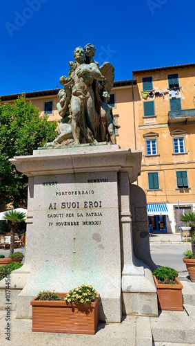 Obraz na płótnie Statue on Piazza della Repubblica in Portoferraio on Elba island w salonie