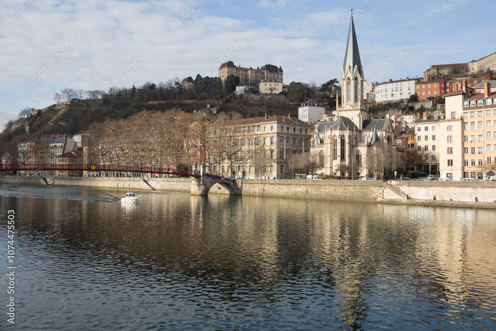 Obraz premium passerelle rouge piétonne à Lyon au dessus de la Saône reliant la presqu'île au quartier Saint Georges au pied de la colline de Fourvière