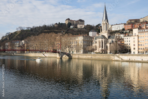 passerelle rouge piétonne à Lyon au dessus de la Saône reliant la presqu'île au quartier Saint Georges au pied de la colline de Fourvière photo