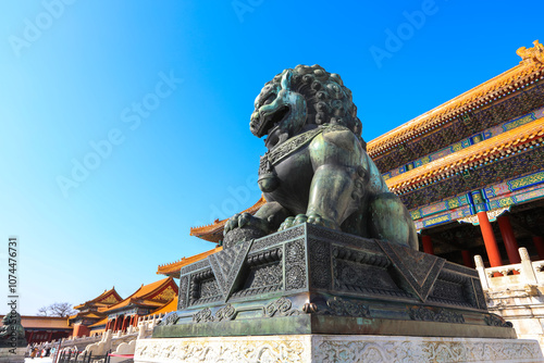 Cuadro en lienzo Bronze Lion at the Forbidden City in Beijing