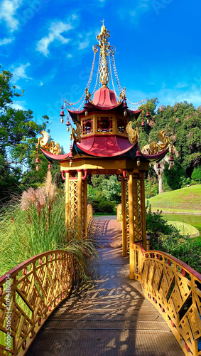 Obraz na płótnie chinese pavilion in a park w salonie