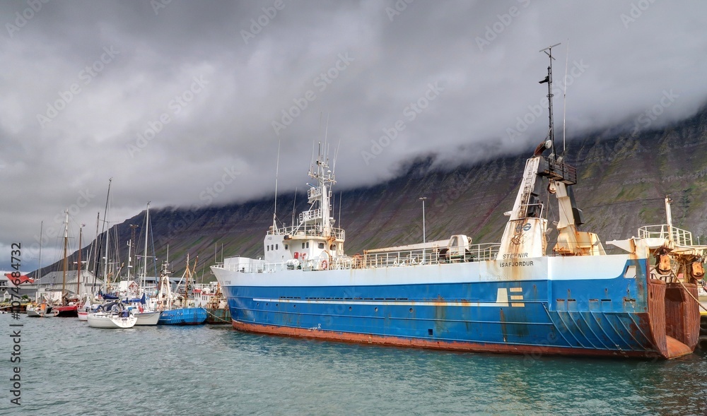 ville de Isafjördur et son fjord en Islande, rues et maisons colorées en bois près du port de pêche ville de Isafjördur et son fjord en Islande, rues et maisons colorées en bois près du port de pêche