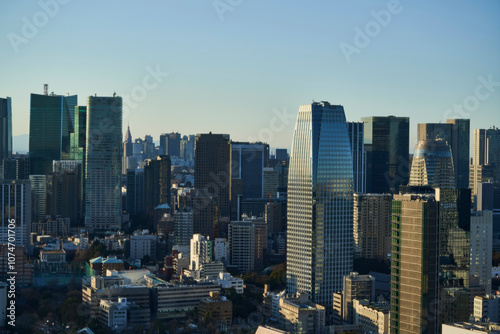 東京の摩天楼、窓からの眺望、未来都市、ビジネス街、活気あふれる都市の朝_019