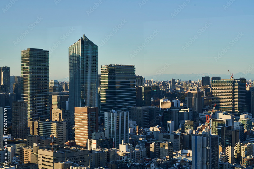 Fototapeta premium 東京の摩天楼、窓からの眺望、未来都市、ビジネス街、活気あふれる都市の朝_016