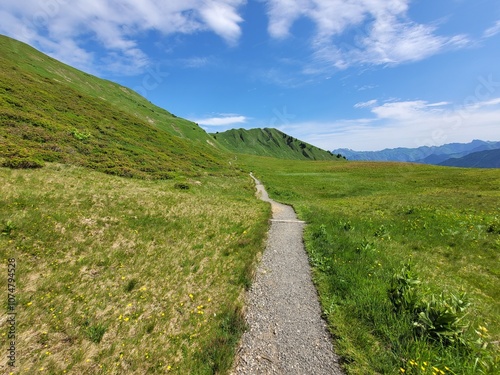 Wanderweg unterhalb des Fellhorn in den Allgäuer Alpen bei Oberstdorf 