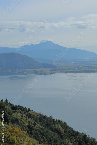 滋賀県奥琵琶湖パークウェイからみた伊吹山と琵琶湖と霞んでいる景色