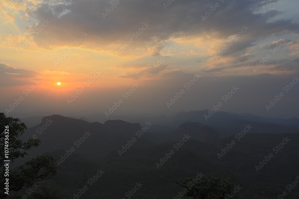 Obraz premium Beautiful Sunset view of satpura mountain range, View from Dhoopgarh, Pachmarhi, Madhya Pradesh, India.