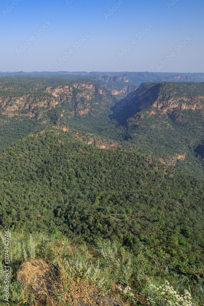 Obraz premium Beautiful view of satpura mountain range, View from Chouragarh Lord Shiva temple, Pachmarhi, Madhya Pradesh, India.