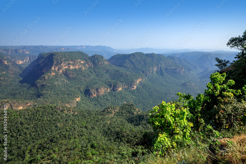 Obraz premium Beautiful view of satpura mountain range, View from Chouragarh Lord Shiva temple, Pachmarhi, Madhya Pradesh, India.