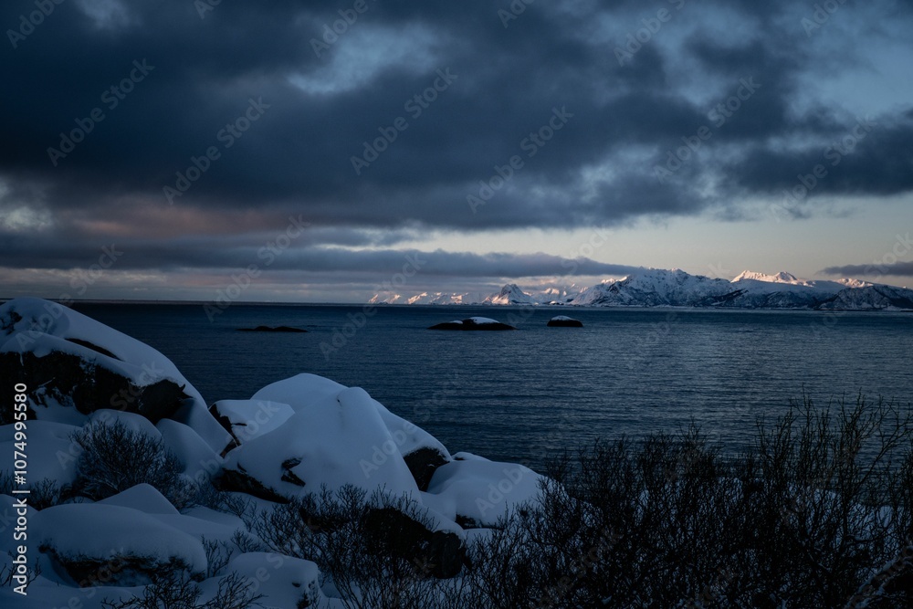 Obraz premium Snowy seascape with distant mountains