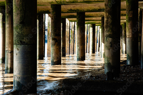 Tableau sur toile Pillars Supporting The Dockside On The Foreshore Of The River Thames