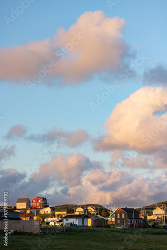 Maisons et nuages, îles-de-la-madeleine, jour, vertical