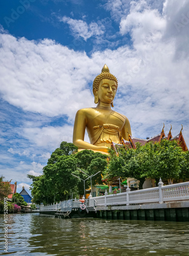 Bouddha doré géant assis sur la rive du fleuve Chao Phraya à Bangkok en Thaïlande