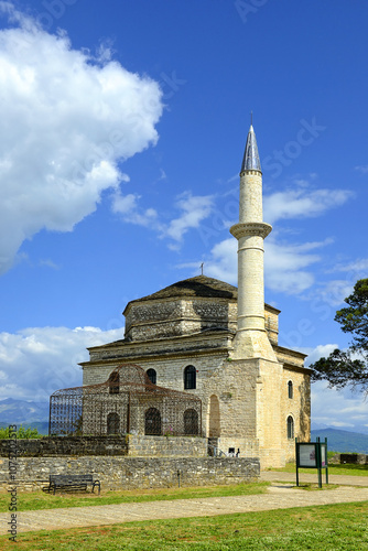 Obraz na płótnie The Tomb of Ali Pasha - His decapitated body was buried there in 1822, and Fetiyie mosque, Castle of Ioannina - The castle in Ioannina contains a number of monuments and museums, Greece w salonie