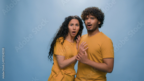 Foto Multiracial shocked scared afraid couple amazed shocked Hispanic woman hiding be